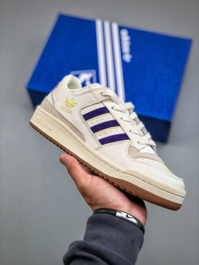 E Adidas Forum Low Cl 潮流休闲运动板鞋以复古篮球鞋的外形为基础 采用皮革拼接简约百搭 更加贴合舒适 中底内侧网格造型起到点睛之笔 外底橡胶
