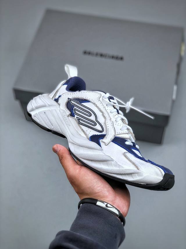 K Balenciaga巴黎世家16代 Monday 其前卫的设计 夸张的体积和反光细节赋予其特别的轮廓 采用头层牛皮材质制成 带来良好脚感 外观全新造型 鞋身