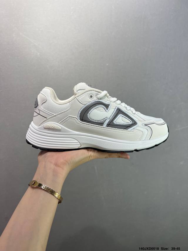 dior B30 迪奥网眼织物低帮运动休闲鞋 该款系列采用黑网色眼织物白和色科技料面精心制 作饰以反光 Cd30 图形标志 外格轻盈的刻雕效果橡胶鞋搭底配标志性