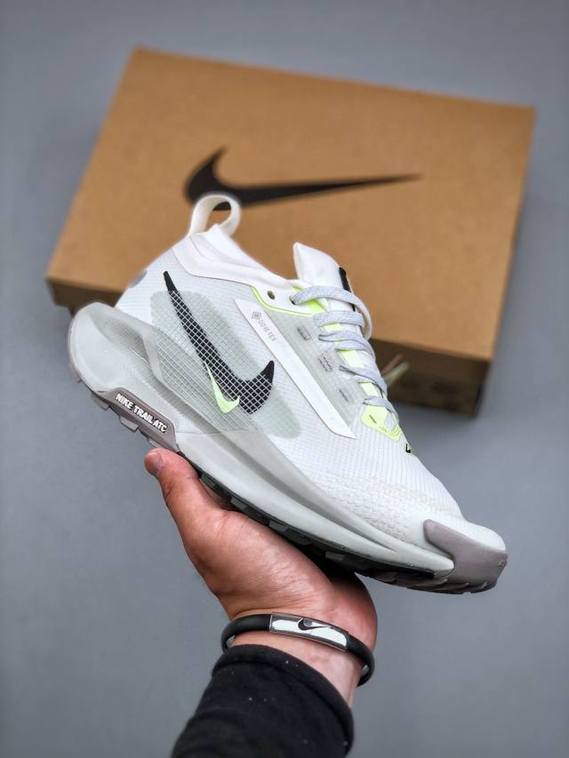 Nike Reactx pegasus Trail 5 Gtx 越野跑步鞋登月兼顾迅疾外观和稳固脚感 后跟覆面和中足动态支撑巧妙融合 缔造稳定顺畅的迈步体验 货