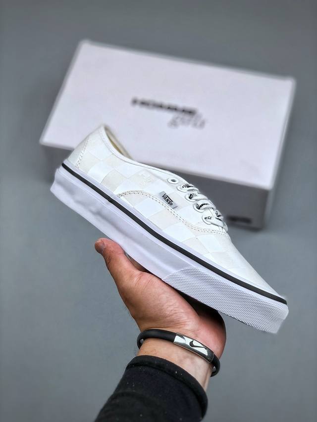 Hommegirls Otw By Vans 联名系列的第二篇章 本次联名将使用经典的 Otw Authentic 44 鞋型 设计语言延续了上一次联名的放大棋