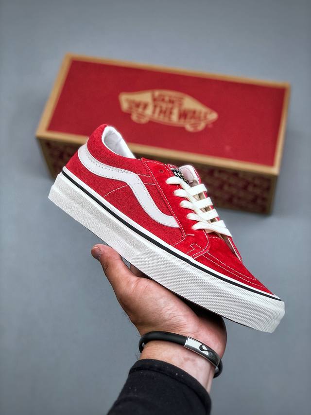 Vans Sk8-Low 大红彩标 全新一代 低帮硫化帆布鞋 该鞋款以白线勾勒出整体造型效果 亚光面打造整体鞋身 以Sk8-Low鞋身为蓝本 大红的风格极具辨识