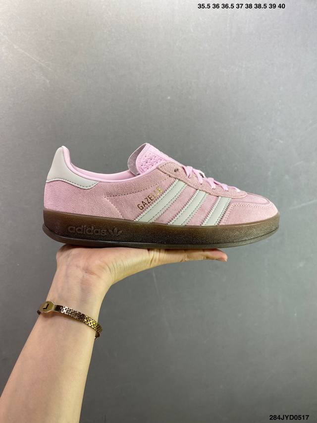 公司级Adidas Originals Gazelle Indoor 粉色 此款鞋延续了橡胶外底和经典款式的传统 优质绒面革鞋面和标志性的3条纹采用明亮的对比色