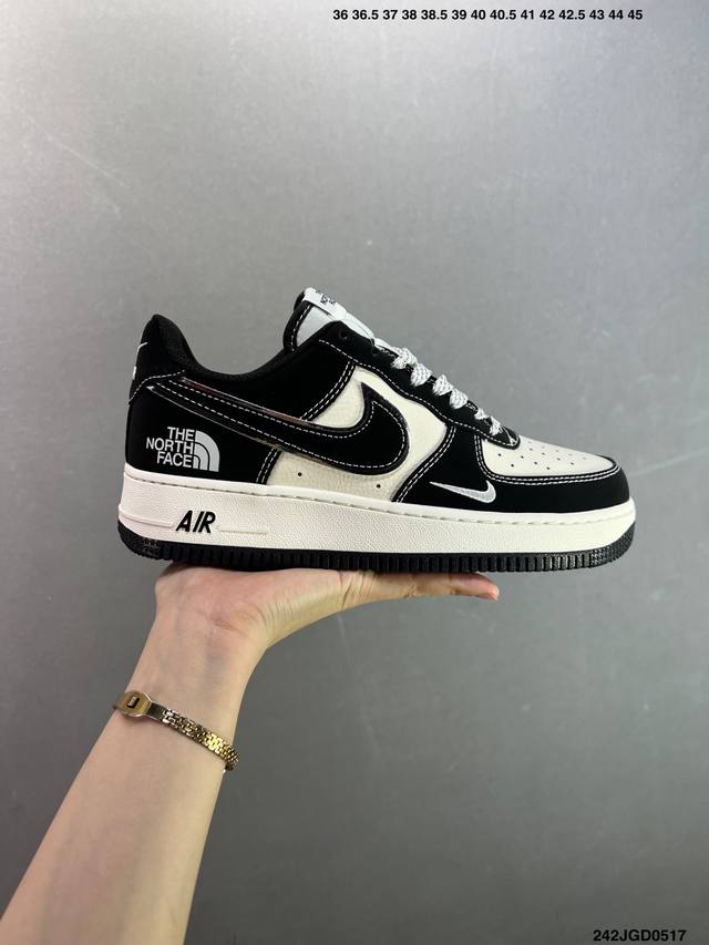 nk Air Force 1 07 Low 空军一号低帮百搭休闲运动板鞋 Sj1198-108 柔软 弹性十足的缓震性能和出色的中底设计 横跨复古与现代的外型结