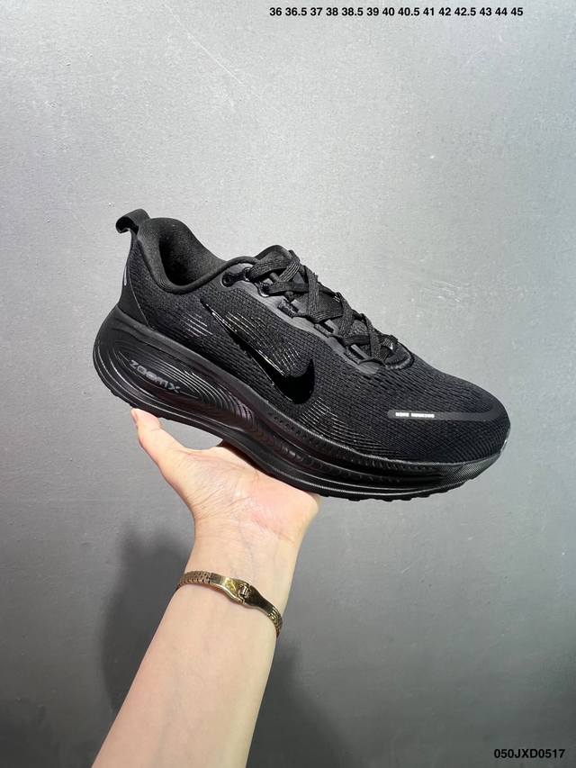 公司级Nk Air Zoom Vomero 18 轻便舒适公路跑步鞋 Hm6803-001 质感柔软 弹力充沛 助力一路畅跑 乐享不停 厚实泡绵缔造舒适的回弹效
