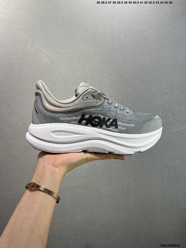 公司级小红书推荐Hoka W Bondi 9全新配色 这个品牌来自于新西兰的毛利语 Hoka表示大地 One One表示飞越 连起来就是飞越地平线 One On