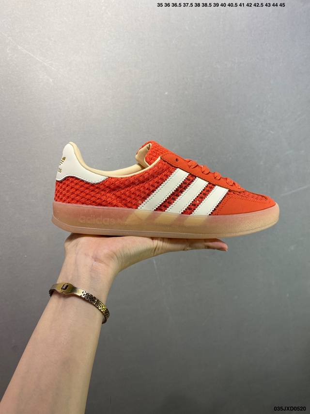 公司级Adidas Originals Gazelle 橙色 此款鞋延续了橡胶外底和经典款式的传统 全新的网格布和标志性的3条纹采用明亮的对比色 为久经考验的外