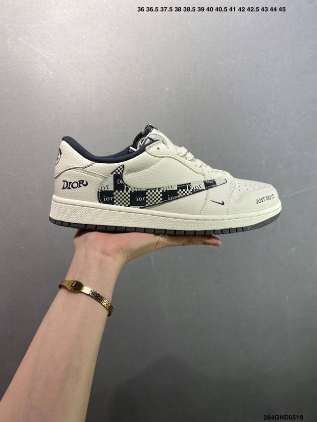 公司级Fragment X Travis Scott X Dior air Jordan 1 Low 三方联名倒钩 全新的三方联名低帮倒钩鞋面延续了黑脚趾设计