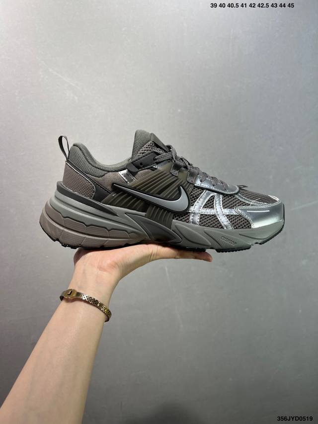 公司级Nike V2K Run跑步鞋复古风潮 网面透气运动鞋 灰银紧致的鞋面材质提供良好的包裹性鞋侧 Swoosh以及鞋头部分搭配增添不少亮点的镀铬细节鞋垫上印