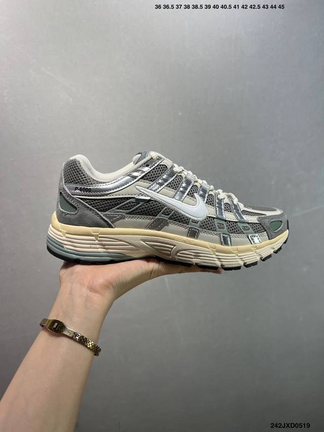 公司级耐克Nike p-6000 女子跑鞋内外侧都用了红色的钩子 采用透气材料 搭配匠心覆面 再现千禧年代的跑鞋风格 塑就大气外观 鞋款秉承 Nike pega