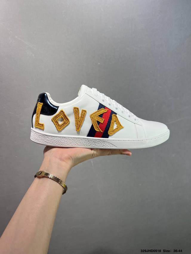 经典高奢品牌Gucci古驰 Ace Embroidered Low-Top拼色刺绣系列低帮潮流百搭休闲板鞋 米白深蓝红字母Loved 505328 Dope0