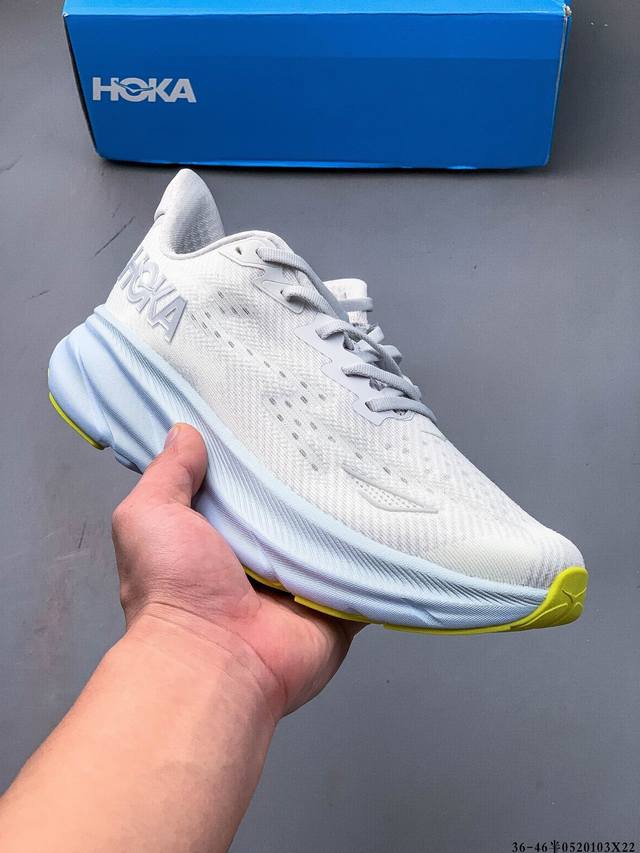 hoka One One 克利夫顿9 轻量级缓震跑步鞋 鞋款延续克利夫顿的最佳品质 继续呈现极致柔软和超凡轻盈的完美组合 全新的鞋面加大透气网孔 提升后跟部位的