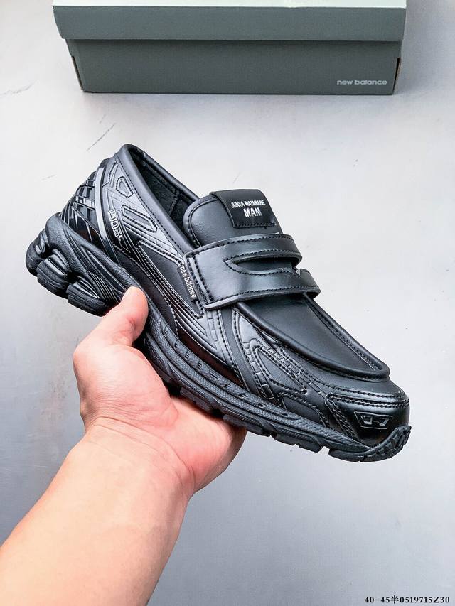junya Watanabe Manx New Balance 1906L乐福鞋 小牛皮 人造皮革混合拼接设计穿套式鞋舌有Logo贴花零钱夹层迷你Logo吊牌圆