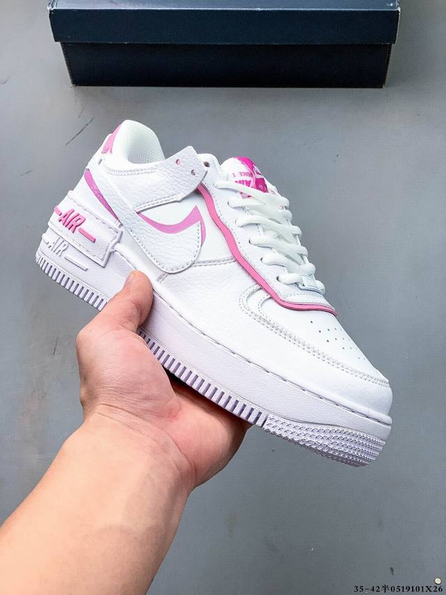 集图 公司级头层 Nike 耐克 Air Force 1 Shadow 拼接马卡龙 侧身 Swoosh 采用叠加形的式呈现 同时跟后也将标志性 Air 字叠样加