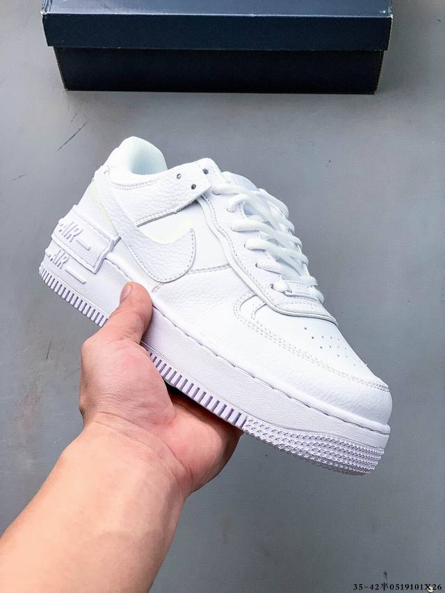 公司级头层 Nike 耐克 Air Force 1 Shadow 拼接马卡龙 侧身 Swoosh 采用叠加形的式呈现 同时跟后也将标志性 Air 字叠样加配搭丰