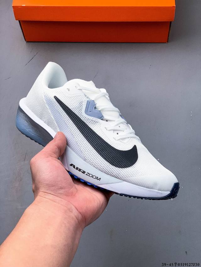 nike Air Zoom Rival Fly 4 轻量跑鞋 鞋面采用舒适材质 提升上脚体验 鞋身延续了经典款式设计 并加强了鞋面的包裏和支撑性能 鞋底精心打造