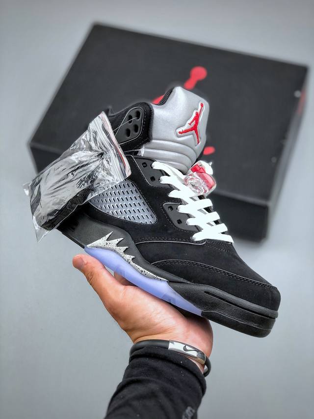Air Jordan 5 Retro Black Metallic Reimagined 高帮 2025复刻 黑银 Aj5 乔丹5代 乔丹篮球鞋系列 整体设计还