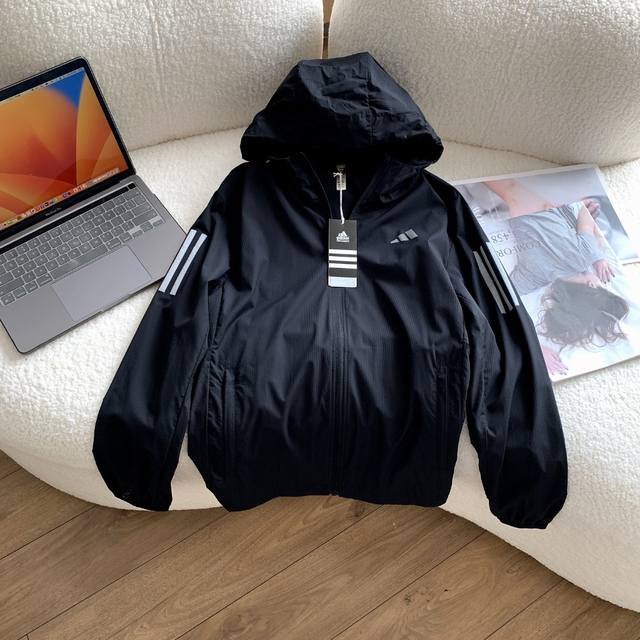 顶级版本 随意对比 adidas 防晒衣 三条杠爆款推荐 限量款 三条杠外套男女情侣款运动服轻薄皮肤防风连帽夹克防晒服外套 手臂两侧采用阿迪经典三条杠拼接设计
