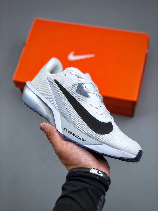Nike Air Zoom Rival Fly 4 轻量跑鞋鞋面采用舒适材质 提升上脚体验 鞋身延续了经典款式设计 并加强了鞋面的包裏和支撑性能 鞋底精心打造的