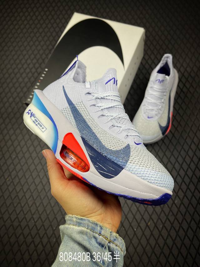 B 公司级新品发布 Nike Air Zoom Alphafly Next%整体采用前作的设计语言 并且对后者的细节进行升级 马拉松和长距离路跑的性能极限设计而