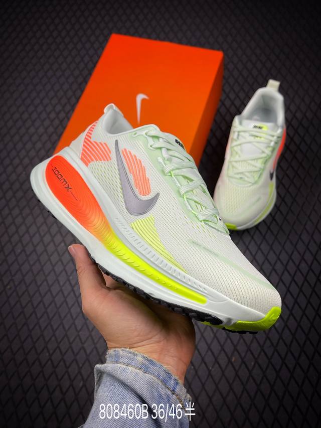 B 公司级Nike Vomero 18 耐克 舒适减震防滑 低帮跑步鞋 全掌Reactx泡绵中底 前掌和后跟还配备了Air Zoom气垫单元 据说跑起来更快更舒