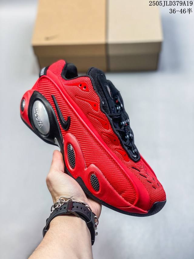 nocta X Nike Glide 织物潮流百搭 复古低帮篮球鞋 实拍首发 采用黑色网眼鞋面 搭配以碳纤维为灵感的挡泥板和与中底相配的Swoosh 标志 Ni