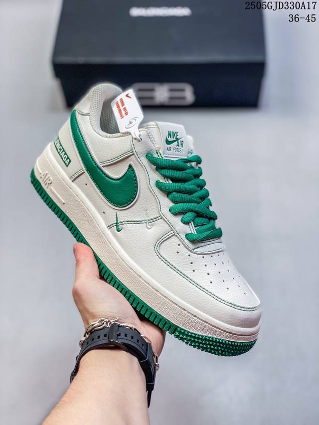 公司带半码 耐克Nike Air Force 1 07 空军一号低帮百搭休闲运动板鞋 柔软 弹性十足的缓震性能和出色的中底设计 横跨复古与现代的外结合 造就出风