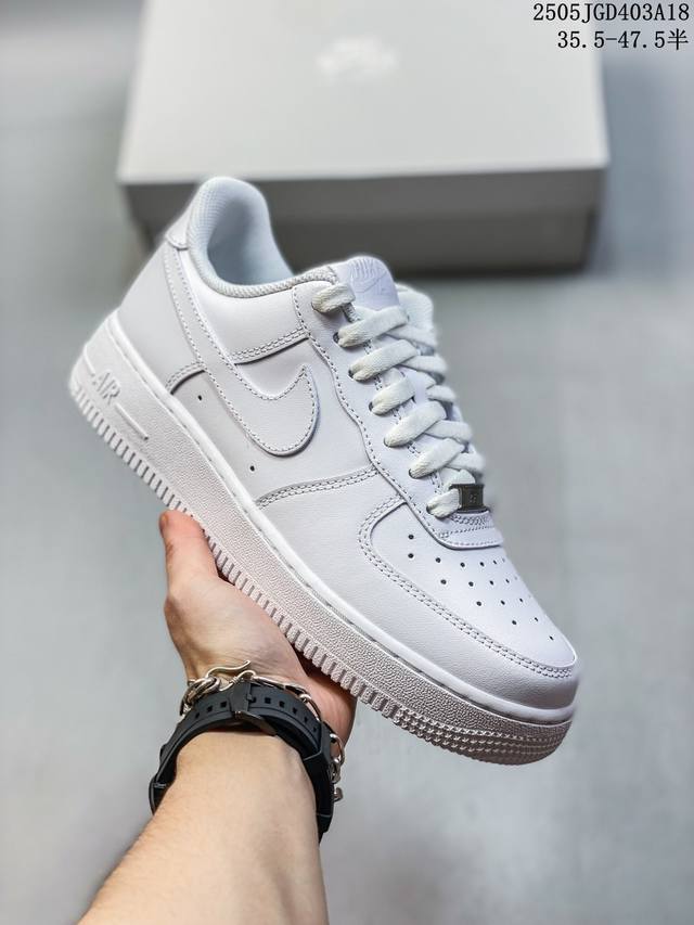 公司带半码 耐克Nike Air Force 1 07 空军一号低帮百搭休闲运动板鞋 柔软 弹性十足的缓震性能和出色的中底设计 横跨复古与现代的外结合 造就出风