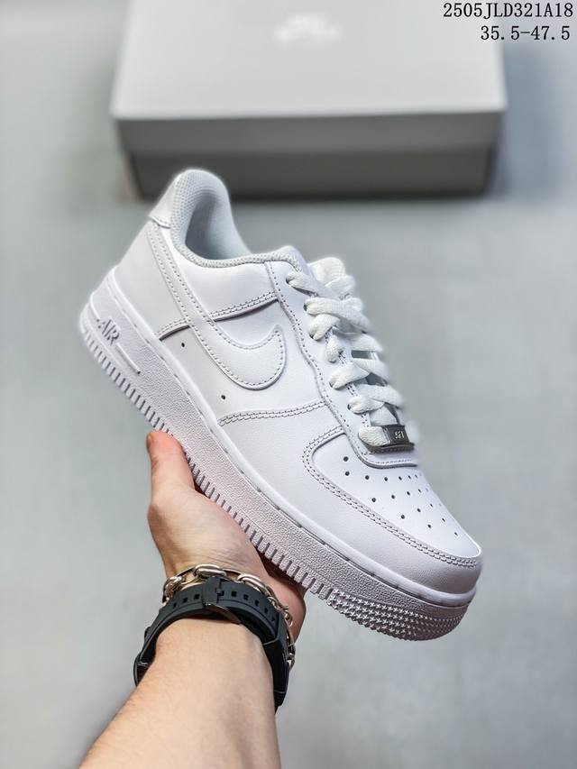 公司带半码 耐克Nike Air Force 1 07 空军一号低帮百搭休闲运动板鞋 柔软 弹性十足的缓震性能和出色的中底设计 横跨复古与现代的外结合 造就出风