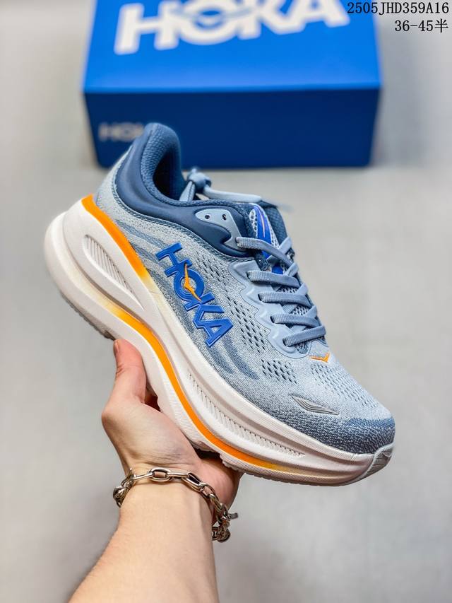 hoka One One Bondi 9 机能缓震跑鞋 鞋面部分采用工程网眼面料 可以确保必要的透气性能 使用了全新的莱卡橡筋 这大大提升了鞋面的硬度 由此增加