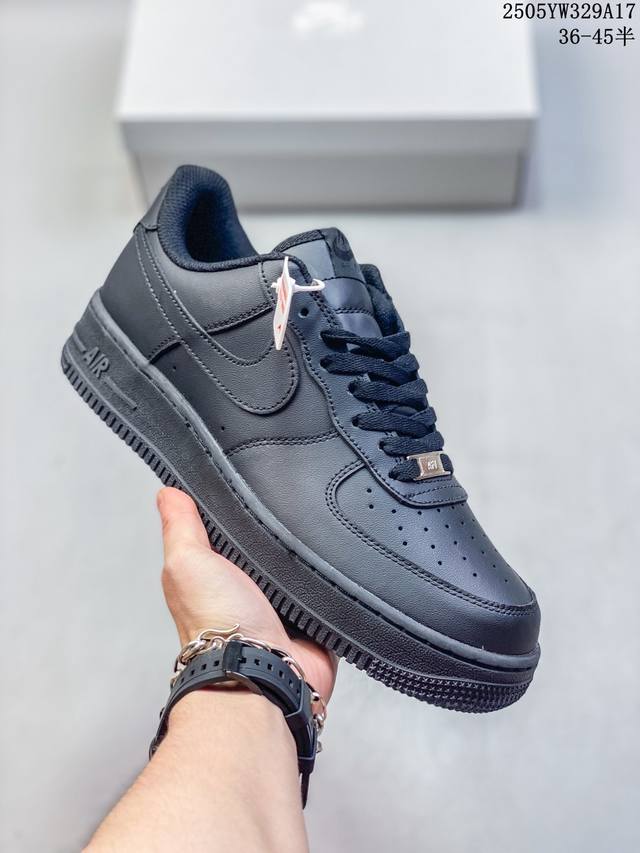 福利特价带半码耐克Nike Air Force 1 07 空军一号低帮百搭休闲运动板鞋 柔软 弹性十足的缓震性能和出色的中底设计 横跨复古与现代的外型结合 造就