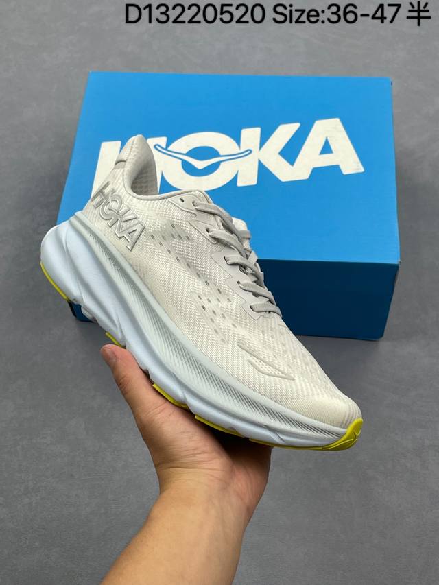 hoka M Clifton 9 全新配色 网面透气 公路运动鞋 新款采用超厚中底的设计 让它跑在了其他厂商的前面 推出的跑鞋以缓震和轻量的优势 得到众多跑者的
