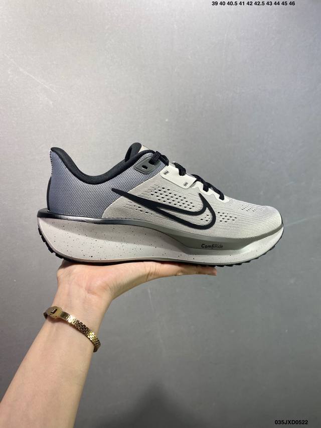 公司级Nike Wmns Nike Quest 6 全新跑鞋 网面透气 时尚休闲跑步鞋 简约高科技设计采用多层材料 为双足带来凉爽感受和稳固体验时尚鞋面搭配中足