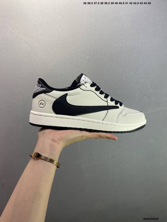 核心私 公司级Fragment Design X Jordan 1 Low 黑白 此款主张打破传统的工业化流水线设计限制 以Made By Ideas的超级创意