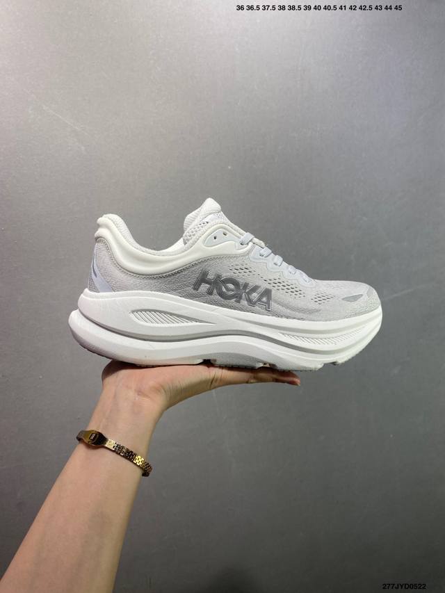 公司级Hoka M Bondi 9 轻盈跑鞋 这个品牌来自于新西兰的毛利语 Hoka表示大地 One One表示飞越 连起来就是飞越地平线 One One不是读