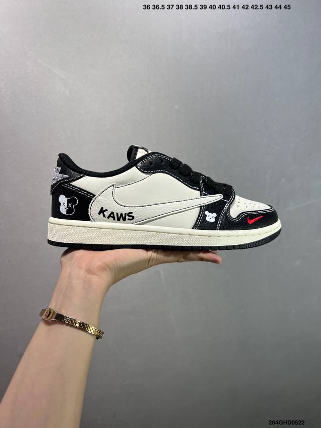 公司级Fragment X Travis Scott X air Jordan 1 Low 三方联名倒钩 全新的三方联名低帮倒钩鞋面延续了黑脚趾设计 整双鞋以全