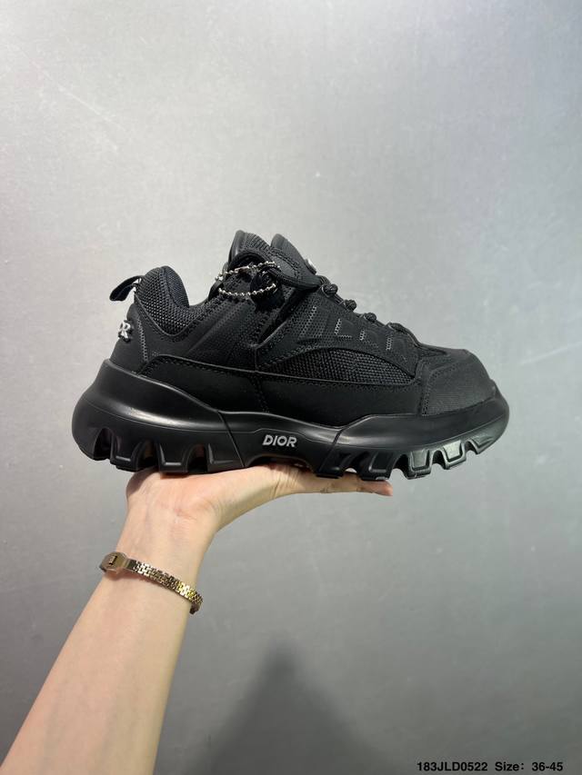 公司级Dior B30 迪奥网眼织物低帮运动休闲鞋 该款系列采用黑网色眼织物白和色科技料面精心制 作饰以反光 Cd30 图形标志 外格轻盈的刻雕效果橡胶鞋搭底配