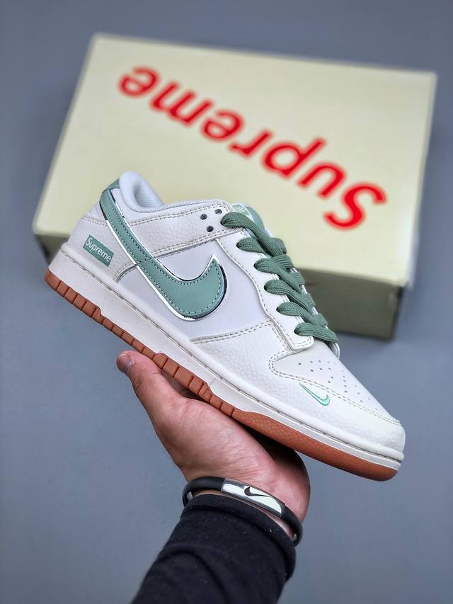 C版 Nike Sb Dunk Low X Supreme联名款 白绿小勾纯原大厂出品 极力推荐原装头层材料 独家版型蒸餾加工帶來的是更好的视觉和脚感体验大厂纯