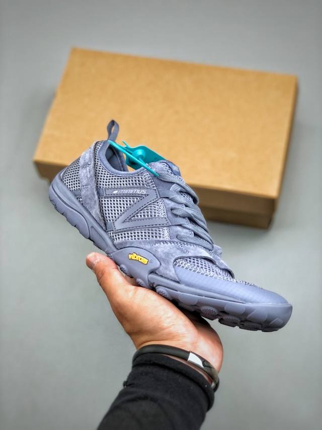 Issey Miyake X New Balance Nb Mt10O 舒适时尚 减震耐磨 低帮 生活休闲鞋 男女同款 黑色 鞋面采用轻质网布与柔软皮革相结合
