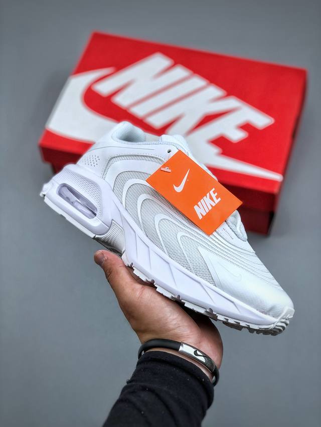 Nike Air Max Fire 后掌气垫 缓震运动跑鞋 Dn8的核心亮点在于其八腔气垫结构 根据不同部位设定的气压值专为行走设计提供卓越的舒适感 鞋面的设计