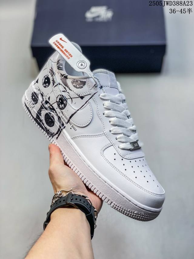 公司带半码 耐克Nike Air Force 1 07 空军一号低帮百搭休闲运动板鞋 柔软 弹性十足的缓震性能和出色的中底设计 横跨复古与现代的外结合 造就出风