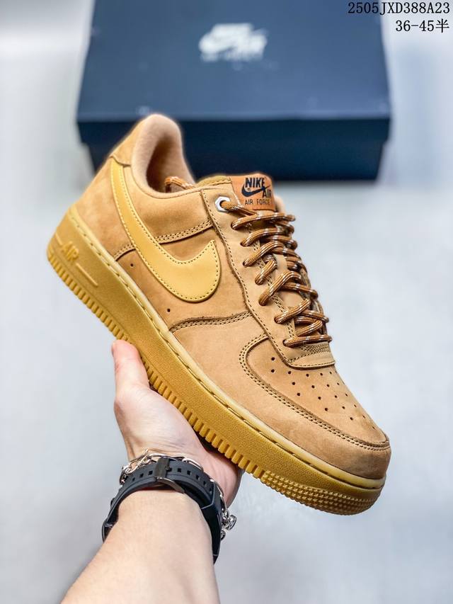 公司带半码 耐克Nike Air Force 1 07 空军一号低帮百搭休闲运动板鞋 柔软 弹性十足的缓震性能和出色的中底设计 横跨复古与现代的外结合 造就出风