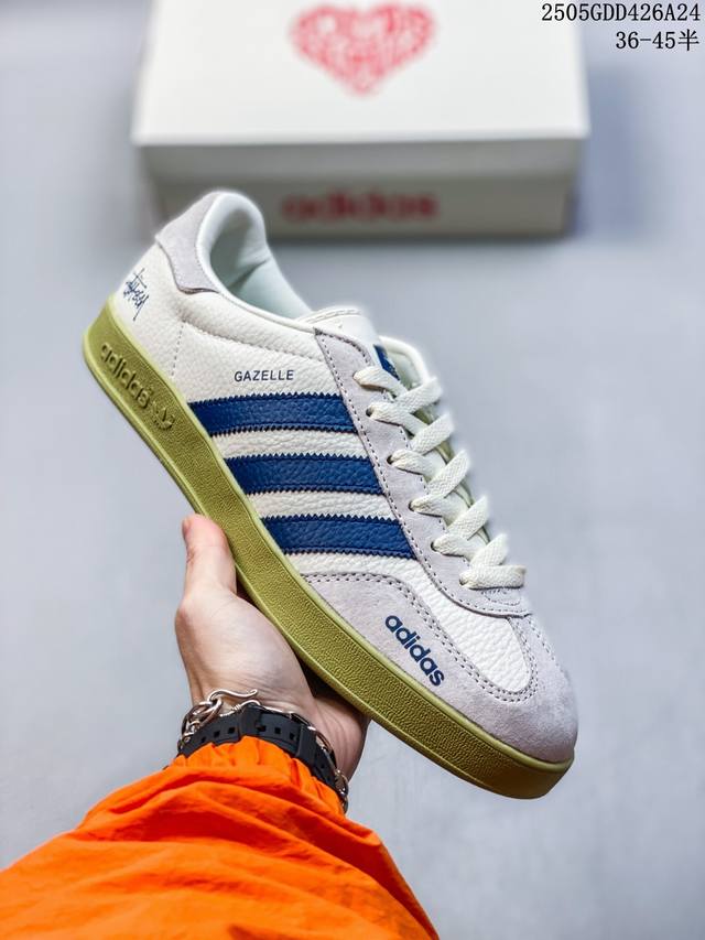 海外爆款限量发 高端定制 Ad Gazelle Indoor Trainers 斯图西联名---奶白蓝橄榄绿底 原厂定制长毛翻毛皮组合环保纤维革鞋面材质 内置环