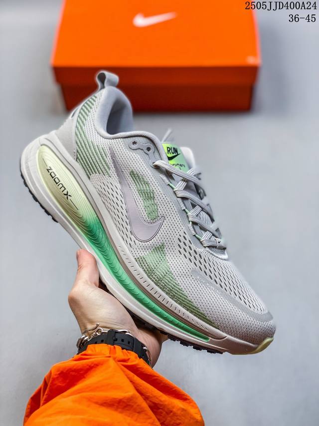 真标Nike Vomero 18 耐克 舒适减震防滑 低帮跑步鞋 全掌Reactx泡绵中底 前掌和后跟还配备了Air Zoom气垫单元 据说跑起来更快更舒适哦