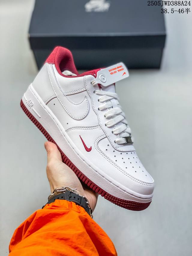 公司带半码 耐克Nike Air Force 1 07 空军一号低帮百搭休闲运动板鞋 柔软 弹性十足的缓震性能和出色的中底设计 横跨复古与现代的外结合 造就出风