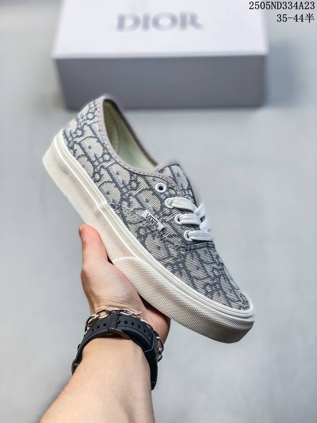 vans X Dior 联名一脚蹬 高级灰来报道 vans Aut 迪奥独家重磅释出 这个岩石灰太绝了 非常非常高级 Dior标志性的老花刺绣立体感很强 普通中