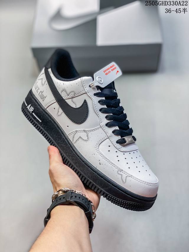 公司带半码 耐克Nike Air Force 1 07 空军一号低帮百搭休闲运动板鞋 柔软 弹性十足的缓震性能和出色的中底设计 横跨复古与现代的外结合 造就出风