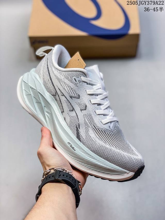 asics 亚瑟士Gel-Nimbus 26稳定跑鞋鞋面采用双层提花网面设计 提高包裹性和透气性 后跟搭载稳定系统科技T-Gel提升整体支撑力和结构感 减少对身