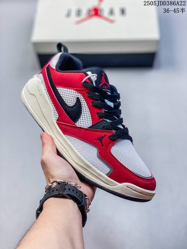 真标带半码 air Jordan Cmft Era 低帮 灰白黑 乔丹篮球鞋系列 舒适简约百搭耐磨低邦生活休闲鞋 鞋身整体采用双层白色网眼设计 搭配灰色翻毛皮框