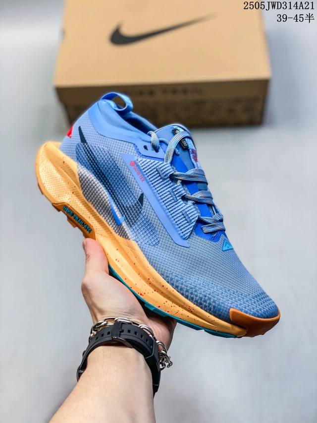 耐克Nike Reactx pegasus Trail 5 gtx 越野跑步鞋 登月兼顾迅疾外观和稳固脚感 后跟覆面和中足动态支撑巧妙融合 缔造稳定顺畅的迈步体